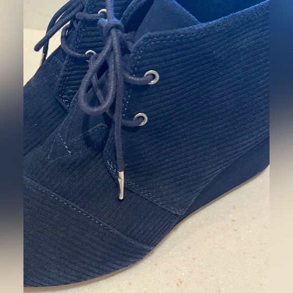 TOMS Desert Wedge Lace Up Booties, dark blue 9.5 Like new. - Picture 15 of 16